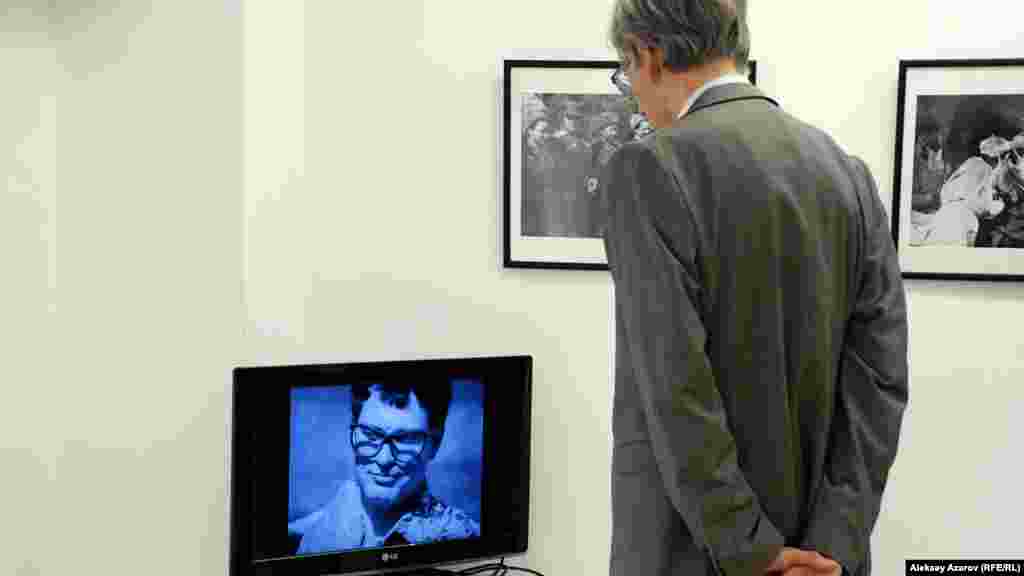 На мониторе &ndash; кинохроника военных лет. Выставка &laquo;Одна победа&raquo; из фотографии из фондов Национального архива США и Центрального госархива кино- и фотодокументов Казахстана.