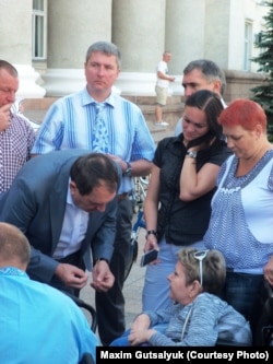 Міський голова Кропивницького Андрій Райкович спілкується з учасниками акції