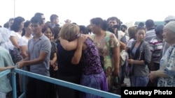 Родственники подсудимых "по делу о событиях на станции Шетпе" после суда. Актау, 21 мая 2012 года. Фото предоставлено блогером Диной Байдильдаевой.