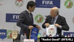 Рустами Эмомалӣ ҳамроҳ бо Йозеф Блаттер (Акс аз бойгонӣ)