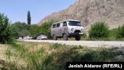 "Скорая" везет пострадавших во время конфликта между милицией и сельчанами в больницу.