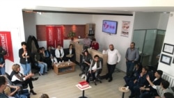 Diňle: Migrantlar diplomatlary 'eli egrilikde' aýyplaýarlar 