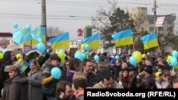 Масовий проукраїнський мітинг у Сімферополі. Вшанування пам'яті Тараса Шевченка. На передньому плані в центрі у бежевій куртці – режисер Олег Сенцов. Крим, 9 березня 2014 р.