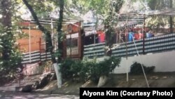 Близкие Алены Ким утверждают, что правоохранительные органы Узбекистана начали подозревать ее в шпионаже после того, как женщина проработала официанткой в ресторане «Очил» в таджикском городе Худжанд