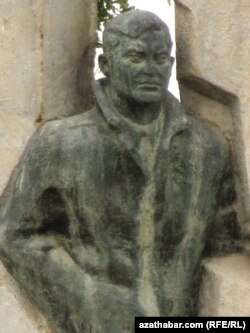 Gaýgysyz Atabaýewiň heýkeli