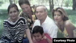 Өзбекстанның бұрынғы президенті Ислам Каримовтің отбасы (солдан оңға қарай): Лола Каримова-Тилляева, Ислам және Татьяна Каримовтер, Гүлнара Каримова мен оның ұлы кіші Ислам Каримов. Архивтегі сурет.