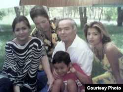Өзбекстандын мурдагы президенти Ислам Каримовдун үй-бүлөсү (солдон оңго): Лола Каримова-Тилляева, жубайы Татьяна Акбаровна, президент Каримов, улуу кызы Гүлнара жана анын уулу Ислам Каримов. Архивдик сүрөт.