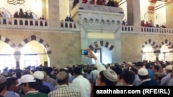 Праздничная молитва в Рамадан. Ашхабад (фото из архива).