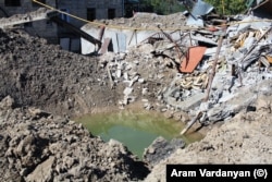 Сильний вибух залишив у Степанакерті велику вирву