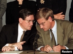 Архітектор Дейтонської мирної угоди Річард Голбрук (ліворуч) і на той час голова місії ОБСЄ в Боснії Карл Більдт розмовляють під час пресконференції в Сараєво, Боснія і Герцеговина, 14 вересня 1996 року