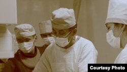 Профессор Калдарбек Абдыраманов операция учурунда.