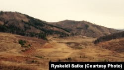 Монголиянын кен иштеткенден кийин кургап калган талаасы. Рыскелди Саткенин сүрөтү