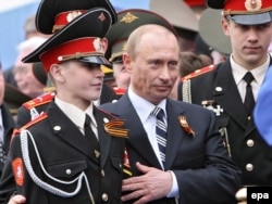 Президент Росії Володимир Путін з молодими курсантами на Красній площі в Москві, 9 травня 2007 року