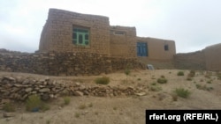 خانۀ محقر و گلی که اسماء با پدرش در آن زنده‌گی می‌کنند.