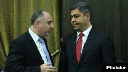 Armenia - Artur Vanetsian (R), director of the National Security Service (NSS), and Sasun Khachatrian, head of the Special Investigative Service, talk before a cabinet meeting in Yerevan, 28 June 2018.