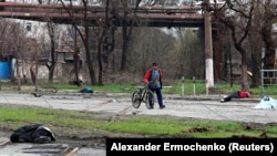 Погибшие люди в Мариуполе лежат на улицах города, фото апреля 2022 года