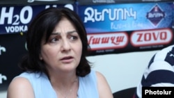 Armenia -- Hraparak daily editor Armine Ohanian at a press conference in Yerevan, August 12, 2016.