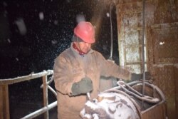 Сотрудник «Кыргызнефтегаза» во время работы. 20 февраля 2020 года.