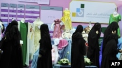 Саудиялык аялдар Жидда шаарындагы көргөзмөнү көрүшүүдө. 23-октябрь 2010