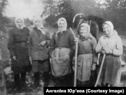 Жыхаркі вёскі Палкіна-2, у цэнтры Праскоўя Іўкова