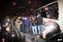 Во время митинга в Донецке, 13 марта 2014 года