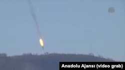 Скриншот видео о сбитом на турецко-сирийской границе российском военном самолете.