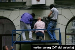 Встановлення пам'ятної дошки Юрію Шевельову (фото: maidanua.org)