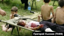 Бесландагы мектепте барымтага алынган балдар. Түндүк Осетия. 3-сентябрь, 2004-жыл