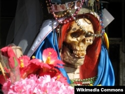 Персонифицированный образ "Святой Смерти". Импровизированный алтарь в мексиканском городе Нуэво-Ларедо