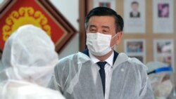 Сооронбай Жээнбеков күндүзгү стационарда иштеген дарыгер менен сүйлөшүүдө. 8-июль, 2020-жыл.