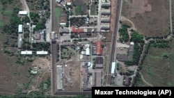 Територія колонії в Оленівці після вибуху 28 липня в бараку, де перебували українські військовополонені. Супутниковий знімок Maxar Technologies, датований 30 липням 2022 року