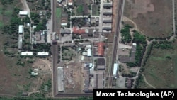 Територія колонії в Оленівці після вибуху 28 липня в бараку, де перебували українські військовополонені. Супутниковий знімок Maxar Technologies, 30 липня 2022 року