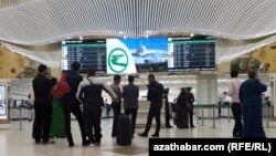 Aşgabat halkara aeroportyndaky ýolagçylar (Illýustrasiýa suraty)