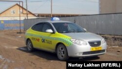 Такси на одной из улиц Алматинской области. Иллюстративное фото.