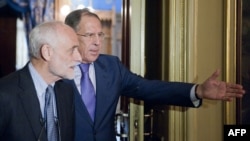 Орусиянын тышкы иштер министри Сергей Лавров (оңдо) эл аралык "Кызыл чырым" уюмунун төрагасы Якоб Келленбергер (оңдо) менен Москвадагы кездешүүдө. 19-март, 2012