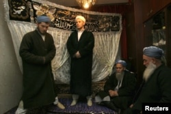 Жених (в центре) и аксакалы ожидают прибытия невесты на свадебной церемонии. Иллюстративное фото. Душанбе, 4 марта 2011 года.