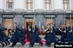 Візит польського президента до Києва. Петро Порошенко і Анджей Дуда на ґанку Адміністрації президента, 15 грудня 2015 року