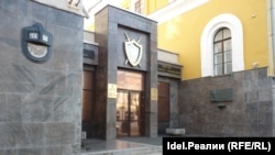 Главный вход в прокуратуру РТ. Пандусов не видно и тут