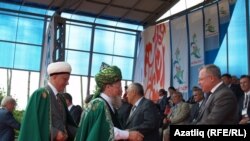 Әлбир Крганов (с), Тәлгать Таҗетдин Шыгырдан Сабантуена килгән кунаклар белән күрешә. 20 июнь 2011