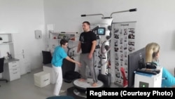 Віталій Легуша під час реабілітаційних вправ, Чехія, 2018