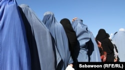 زنان در کابل در صف منتظر دریافت کمک های بشردوستانه اند - عکس از آرشیف