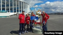 Сыргак башка ыктыярчылар менен.