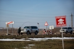 Машини місії ОБСЄ заїжджають на КПВВ «Гнутове»