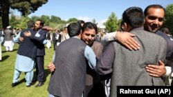 افغان ها پس از ادای نماز عید همدیگر را در آغوش گرفته عید را به یک دیگر مبارک باد گفته و به همدیگر آرزوی سعادت و بهروزی می کنند