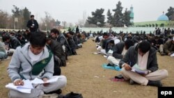 جوانان زیادی با علاقمندی در نهاد های تحصیلات عالی امتحان می دهند درس می خوانند و توقع دارند در ادارات دولتی کار کنند