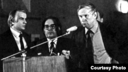 Дзень утварэньня БНФ: Васіль Быкаў адхіляе ад мікрафона супрацоўніка ЦК КПБ Расьціслава Бузука. У цэнтры — Міхась Дубянецкі. 19 кастрычніка 1988 г.