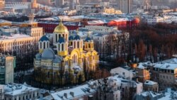 Київ. На передньому плані собор святого Володимира – до створення Православної церкви України був головним храмом Української православної церкви Київського патріархату