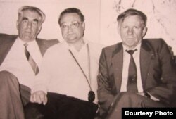 Васіль Быкаў зь Нілам Гілевічам (справа) і Генадзем Бураўкіным