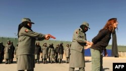 پیش از سقوط حکومت جمهوری در افغانستان به صد ها زن در ترکیب نیروهای اردو و پولیس در هرات کار میکردند