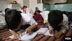 Дәптерге жазып жатқан балалар. (Көрнекі сурет)